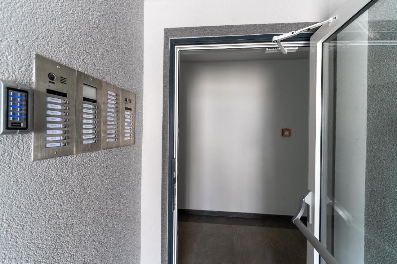 Apartment Roni + Besplatan Parking Zadar Exterior photo